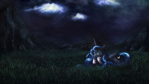 Обои на рабочий стол Princess Luna / Принцесса Луна из мультсериала Мой маленький пони: Дружба - это чудо / My Little Pony: Friendship Is Magic лежит в густой траве в горном ущелье на фоне звездного ночного неба с облаками
