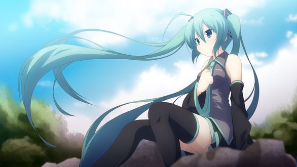 Обои на рабочий стол Vocaloid Hatsune Miku / Вокалоид Хатсуне Мику сидит на камнях прижав руку к груди на фоне голубого неба