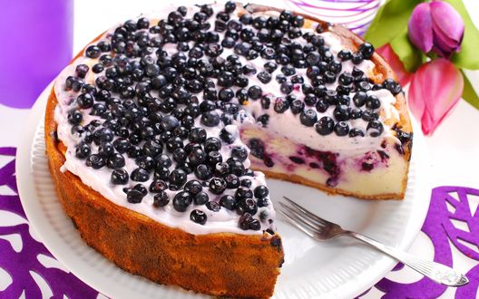 Обои на рабочий стол Черничный пирог на белой тарелке