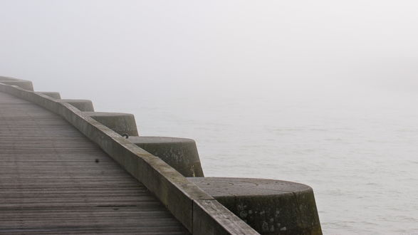 Обои на рабочий стол Деревянный мост в тумане, через который еле - еле виднеется вода