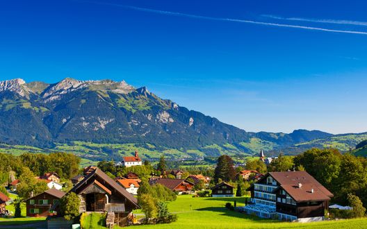 Обои на рабочий стол Небольшая деревушка раскинулась у подножия Альп / Alpes, Швейцария / Switzerland