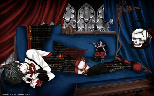 Обои на рабочий стол Ciel Phantomhive / Сиэль Фантомхайв из аниме Темный Дворецкий / Dark Butler / KuroShitsuji в обличье демона лежит на синем диване, рядом лежит венок из красных и черных роз и висит клетка с черепом