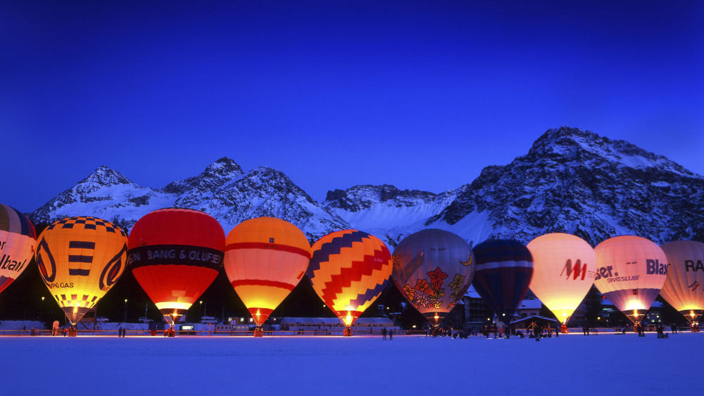 Обои для рабочего стола Разноцветные воздушные шары, участвующие в спортивных соревнованиях, готовят к старту в ночное небо, Женевское озеро, Швейцария / Lake Geneva, Switzerland
