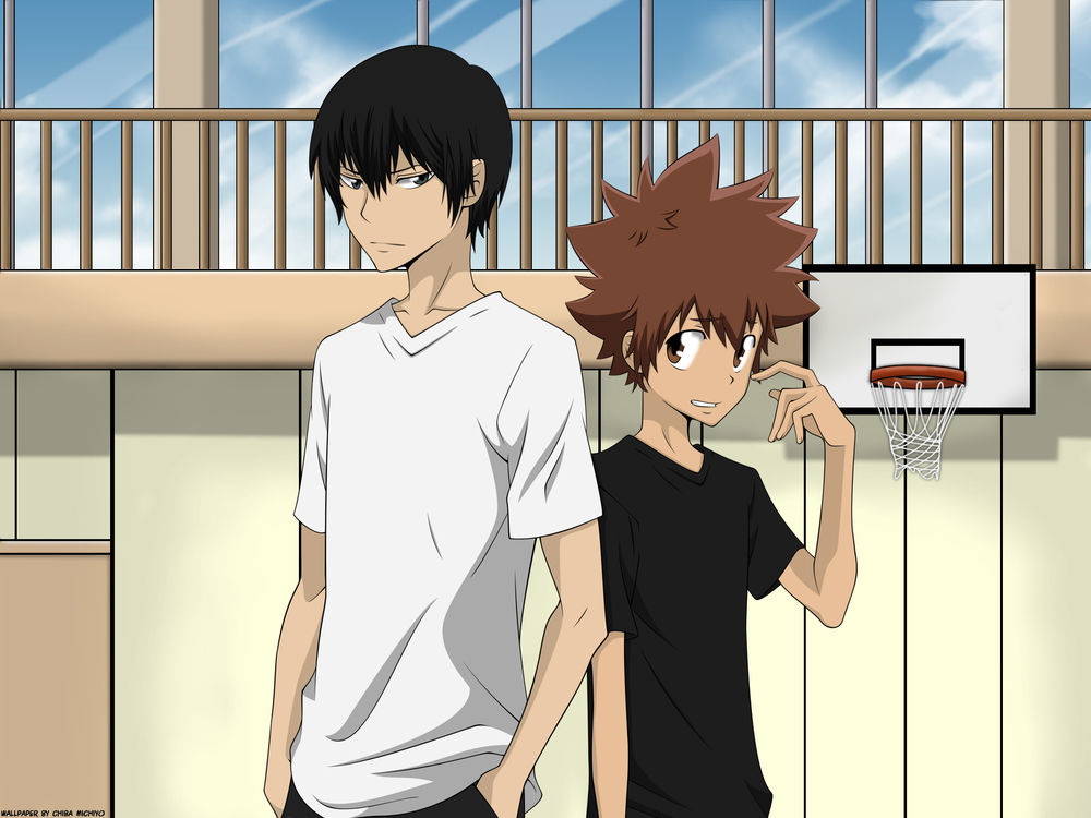 Обои для рабочего стола Hibari Kyouya / Хибари Кея и Sawada Tsunayoshi / Савада Тсунаеши из аниме Katekyou Hitman Reborn! / Репетитор - киллер Реборн! стоят в спортивном зале школы Намимори