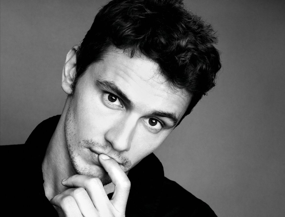 Обои для рабочего стола Актер Джеймс Франко / James Franco приложил палец к губе