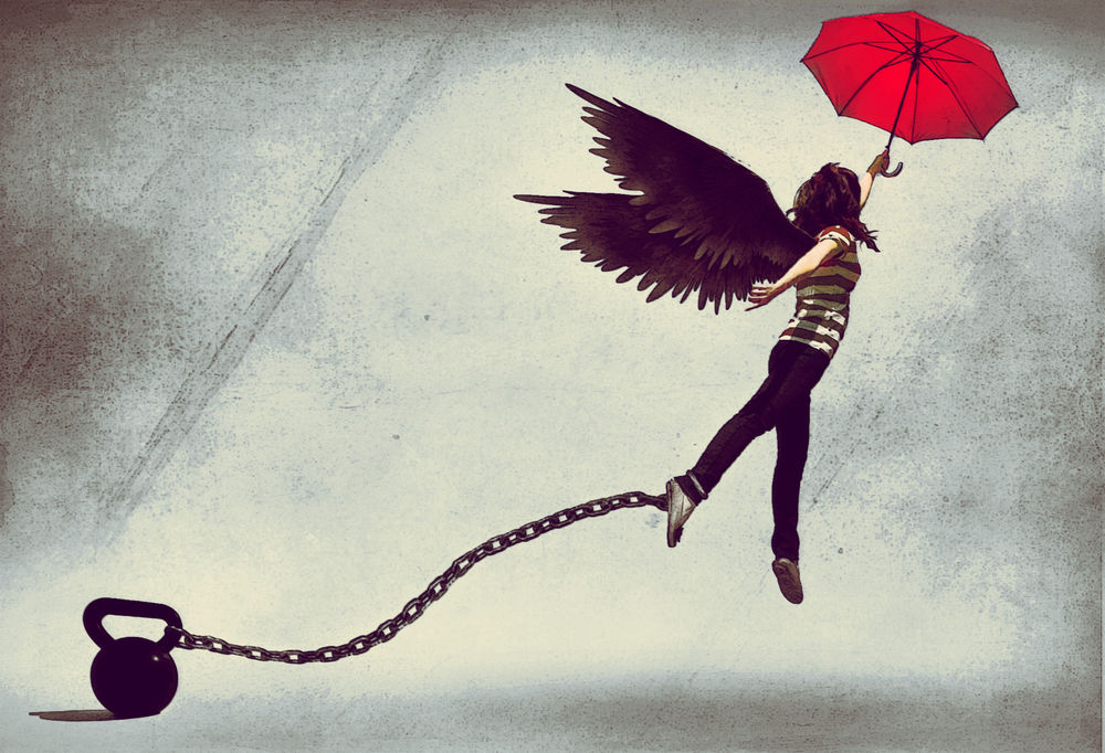 Обои для рабочего стола Девушка-ангел, прикованная цепью к гире, пытается взлететь, держась за зонт