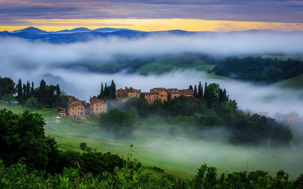 Обои для рабочего стола Домики среди тумана на фоне гор, Тоскана, Италия / Tuscany, Italy