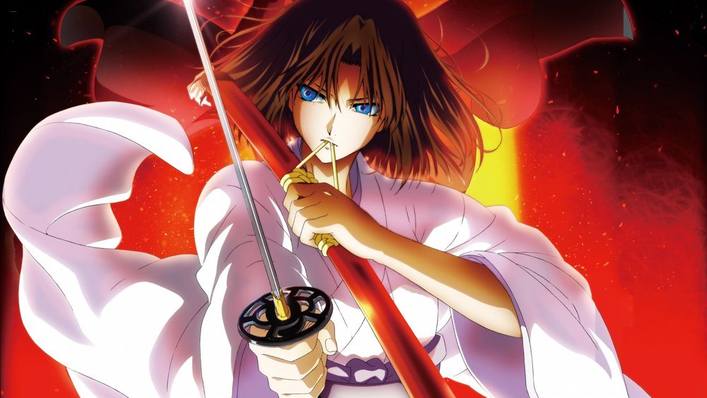 Обои для рабочего стола Shiki Ryougi в белом кимоно держит в руках катану и ножны на фоне красного пламени из аниме Kara no Kyokai / Сад грешников