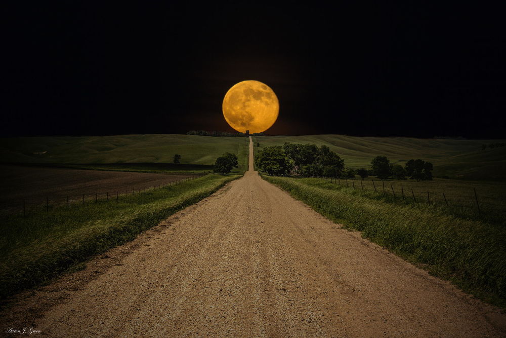Обои для рабочего стола Дорога, ведущая к полной луне, работа road to Nowhere - Supermoon / дорога в никуда, автор Aaron J. Groen