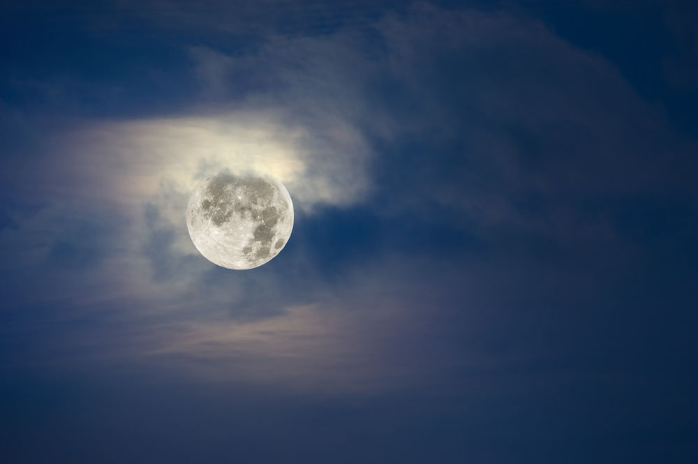 Обои для рабочего стола Полная луна в облаках в ночном небе