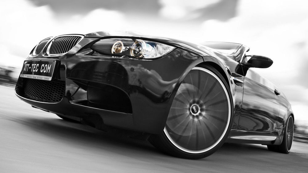 Обои для рабочего стола Черный BMW на дороге