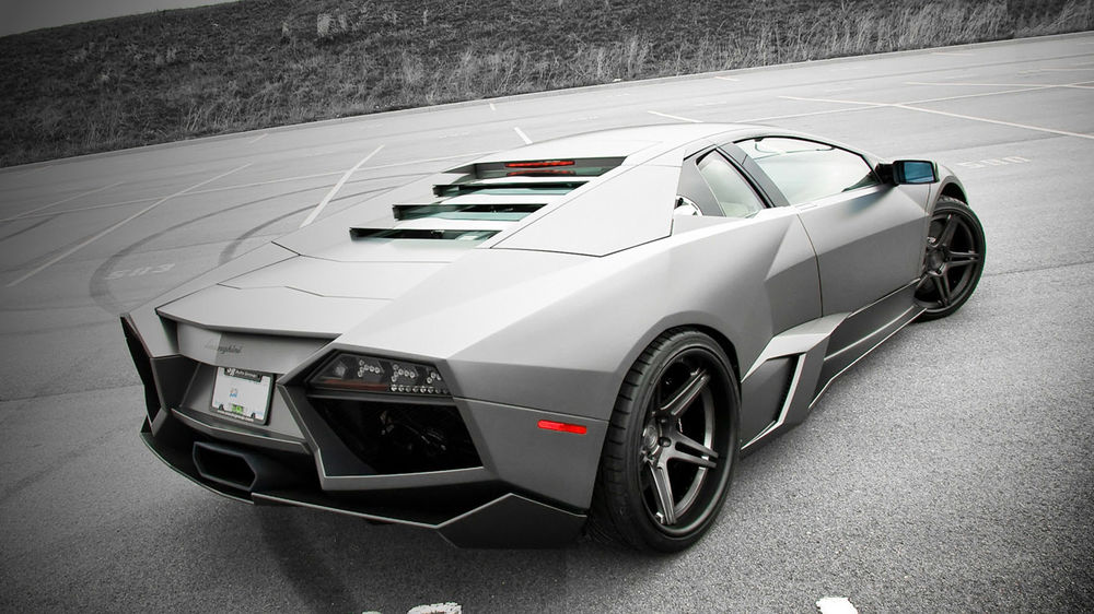 Обои для рабочего стола Темная Lamborghini на дороге