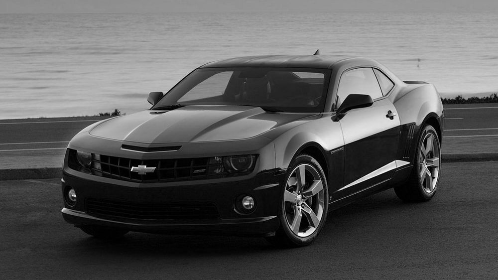 Обои для рабочего стола Chevrolet-Camaro на дороге у воды