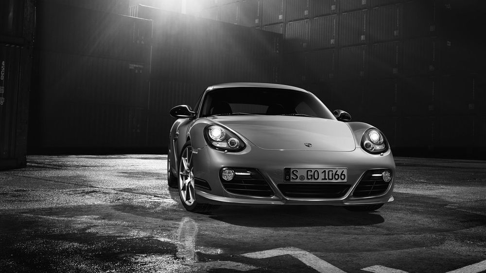 Обои для рабочего стола Porsche-Cayman-R в доках на асфальте