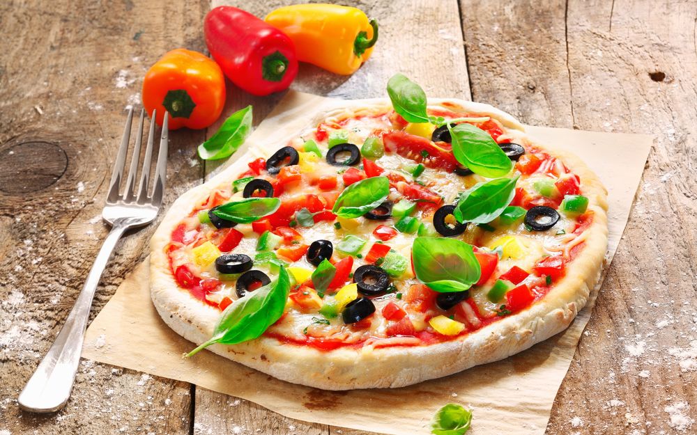 Обои для рабочего стола Пицца с помидорами, маслинами и болгарским перцем