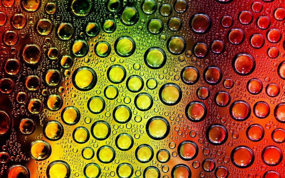 Обои для рабочего стола Капли воды на желто - красном фоне