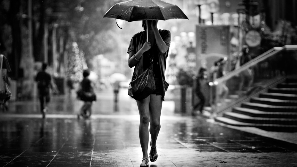 Девушка под дождем черно белое фото
