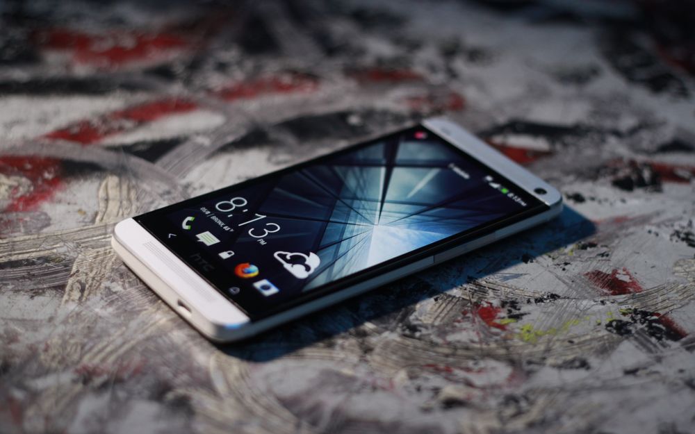 Обои для рабочего стола Стильные смартфон Htc One
