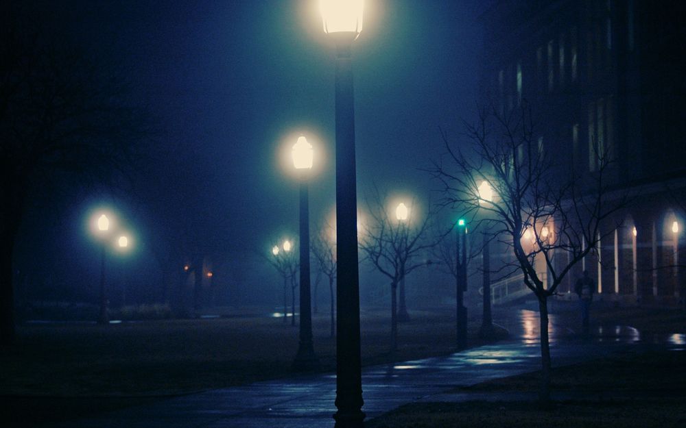 Обои для рабочего стола Уличные фонари в осеннем тумане ночью