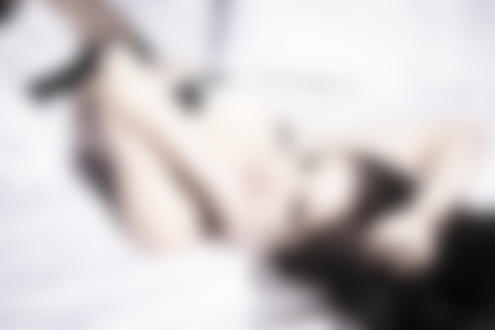 Обои для рабочего стола Актриса и певица Наталия Орейро / Natalia Oreiro в нижнем белье лежит в постели