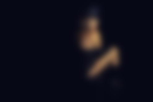 Обои для рабочего стола Модель Marianna Shkurat / Марианна Шкурат в черной тунике на черном чемодане