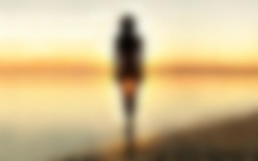 Обои для рабочего стола Обнаженная девушка идет по берегу моря, закрыв своей фигурой диск заходящего солнца