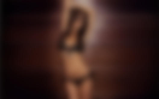 Обои на рабочий стол Английская модель Rosie Jones / Рози Джонс в черном белье стоит у стены
