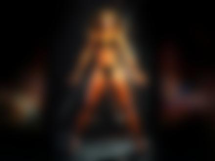 Обои на рабочий стол Актриса Stacy Keibler / Стэйси Кейблер в черном бикини стоит у калитки из рабицы