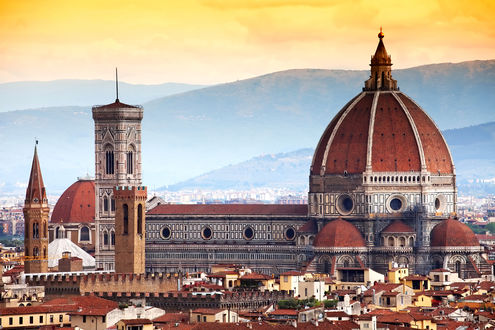 Обои на рабочий стол Собор Санта-Мария-дель-Фьоре / La Cattedrale di Santa Maria del Fiore на фоне желтого вечернего неба и гор, Флоренция, Италия / Florence, Italy