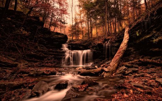 Обои на рабочий стол Небольшой водопад в осеннем лесу