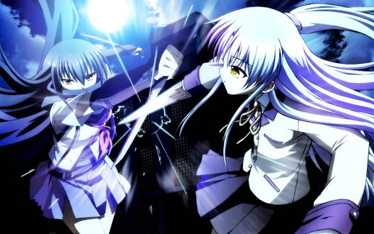 Обои на рабочий стол Kanade Tachibana и Yuri Nakamura в школьной форме сражаются мечами на улице ночью из аниме Ангельские ритмы / Angel beats