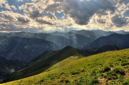 Обои на рабочий стол Горная долина, освещенная лучами солнечного света