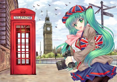 Обои на рабочий стол Vocaloid Hatsune Miku / Вокалоид Хатсуне Мику с фотоаппаратом в руках стоит на улице Лондона, Англия / London, Englan, рядом с телефонной будкой, сзади нее стоит указатель, вдалеке виден Биг-Бен / Big Ben, в небе летают птицы