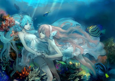 Обои на рабочий стол Vocaloid / Вколоиды Hatsune Miku / Хатсуне Мику и Megurine Luka / Мегурине Лука держутся за руки, находясь под водой в окружение рыбок