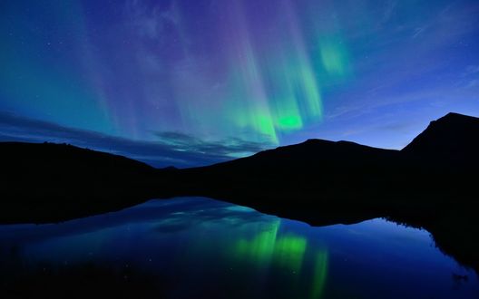 Обои на рабочий стол Озеро и горы на фоне северного сияния, Норвегия / Norway