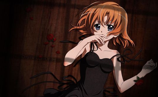 Обои на рабочий стол Рюгу Рена / Ryuuguu Rena из аниме Когда плачут цикады / Higurashi No Naku Koro Ni прикусывает палец, лежа на полу