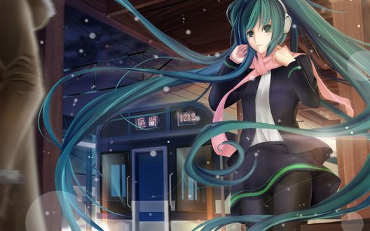 Обои на рабочий стол Vocaloid Hatsune Miku / Вокалоид Хатсуне Мику в наушниках, в шарфе стоит на остановке