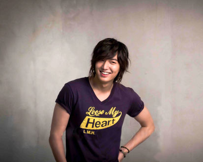 Обои на рабочий стол Lee Min Ho / Ли Мин Хо южнокорейский актер улыбается