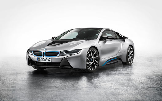Обои на рабочий стол Автомобиль БМВ / BMW i8, стоящий на мокром асфальте