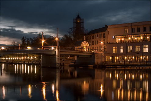 Обои на рабочий стол Река Хафель, город Бранденбург, Германия / Havel, Brandenburg, Germany, на фоне вечернего неба со свинцовыми тучами, фотография Любови Селивановой