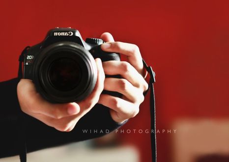 Обои на рабочий стол В руках фотоаппарат canon, автор wihad