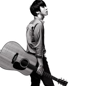 Обои на рабочий стол Jung Yong Hwa / Чон Ён Хва южнокорейский певец с гитарой в руке