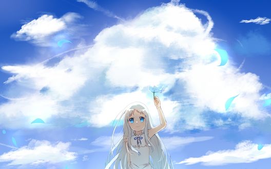 Обои на рабочий стол Мэйко Хомма (Мэнма) / Meiko Honma (Menma) из аниме Невиданный цветок / Ano Hi Mita Hana no Namae wo Bokutachi wa Mada Shiranai / AnoHana стоит на фоне неба, держа в руке голубой цветок, вокруг летают светящиеся голубые лепестки