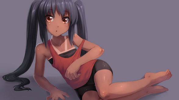 Обои на рабочий стол Загорелая Адзуса Накано / Azusa Nakano из аниме Кэйон! / K-On! в черном купальнике и красной майке со спущенной бретелькой полулежит на сером фоне