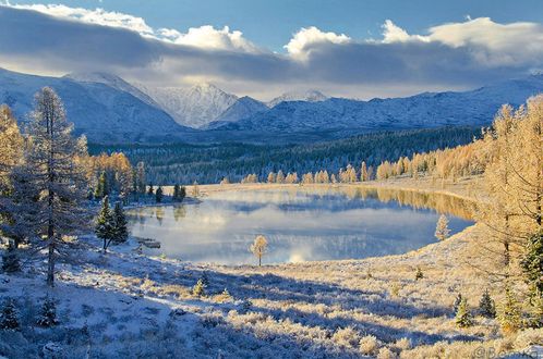 Обои на рабочий стол Озеро и вокруг лес и горы, работа Lake Kedelyu, first snow in оctober / озеро Кеделю, первый снег в октябре, фотограф Вета