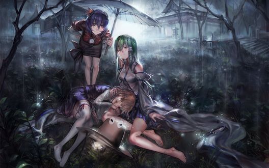 Обои на рабочий стол Moriya Suwako и Kochiya Sanae сидят на траве под дождем, рядом стоит Yasaka Kanako, держащая зонт на фоне деревьев и домов, игра Touhou project / Проект Восток