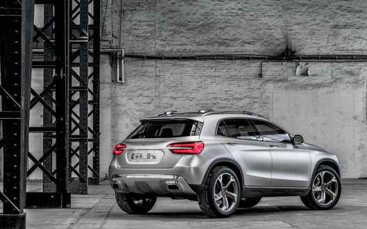 Обои на рабочий стол Автомобиль Мерседес / Mercedes Benz GLA Concept, стоящий у серой бетонной стены