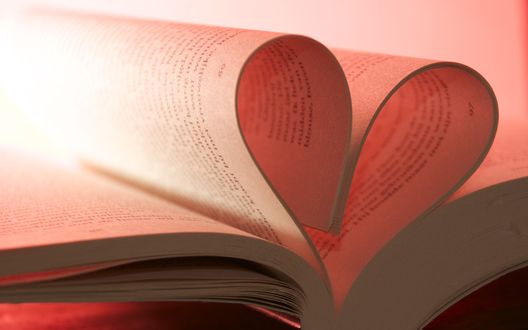 Обои на рабочий стол Сердце, выложенное из страниц книги
