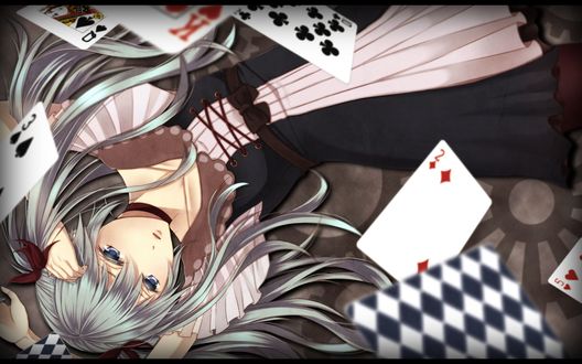 Обои на рабочий стол Vocaloid Hatsune Miku / Вокалоид Хатсуне Мику лежит среди падающих карт