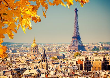Обои на рабочий стол Эйфелева башня / La tour Eiffel среди домов и церквей, осенью, Париж, Франция / Paris, France